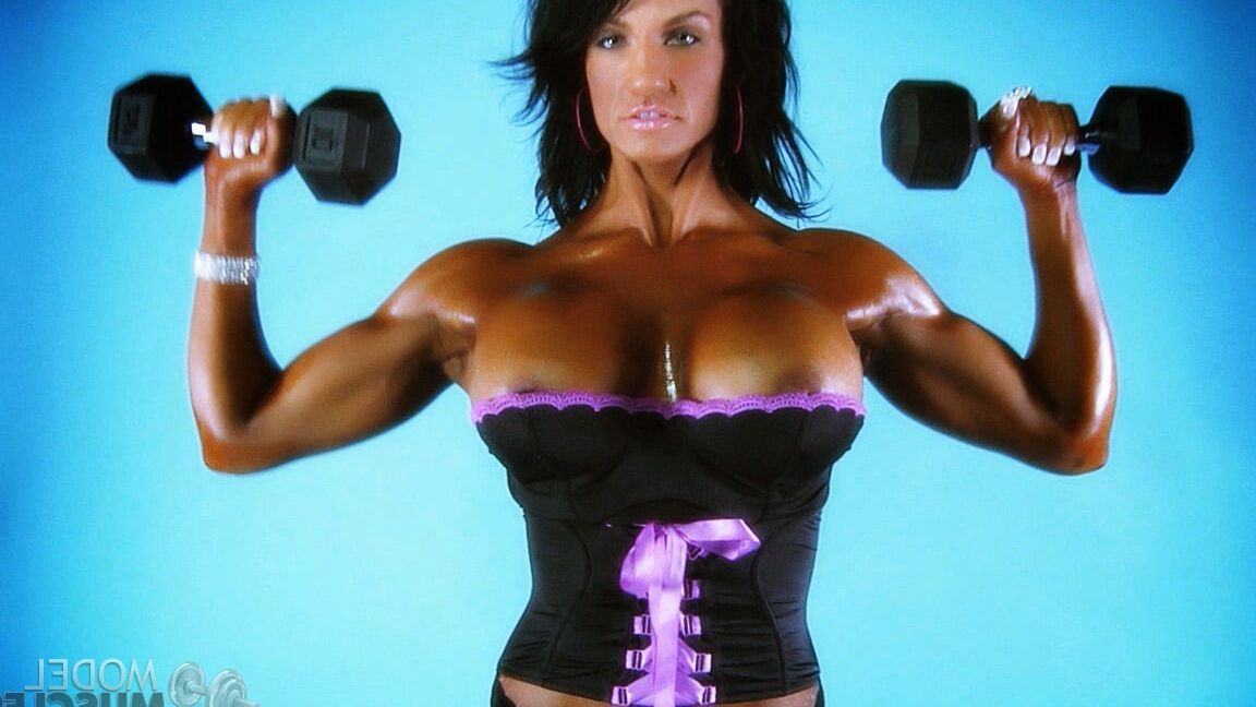 21P Versaute Bodybuilderin mit tollen Fakes Jennifer Love stellt ihre Nippel zur Schau