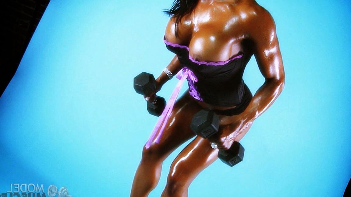 21P Versaute Bodybuilderin mit tollen Fakes Jennifer Love stellt ihre Nippel zur Schau