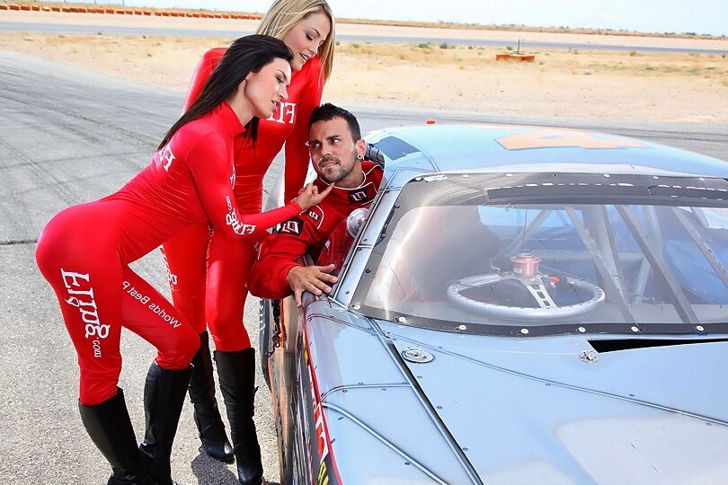 11P Chicas sexys de carreras de autos exponen sus culos jugosos antes del sexo grupal en la fila de boxes