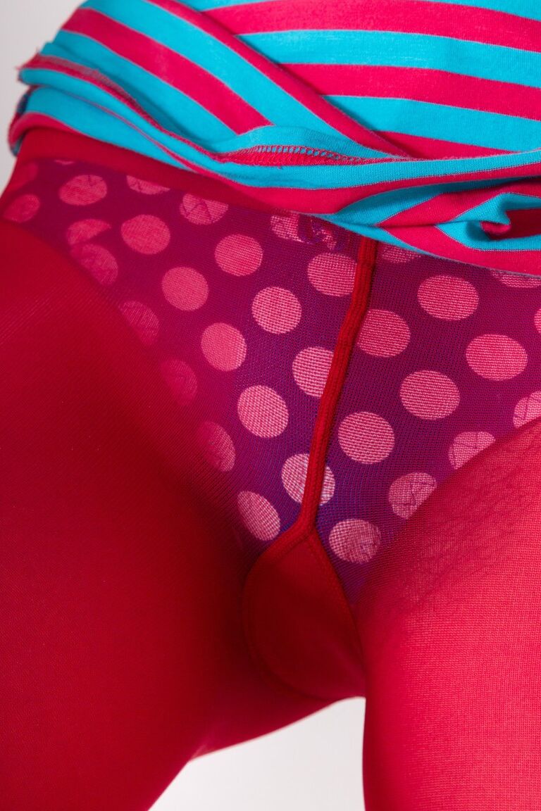 18P La adorable Alisia se quita la ropa colorida y hace alarde de su chocho peludo