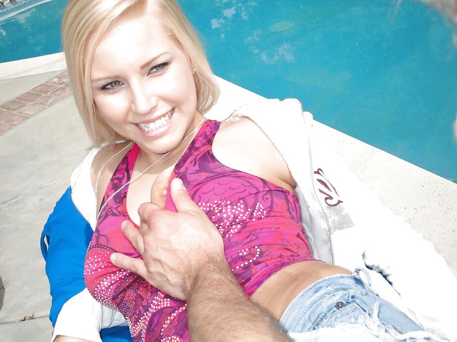 16P Adolescente loira Vanessa Cage transando com um pau grande no quintal perto da piscina