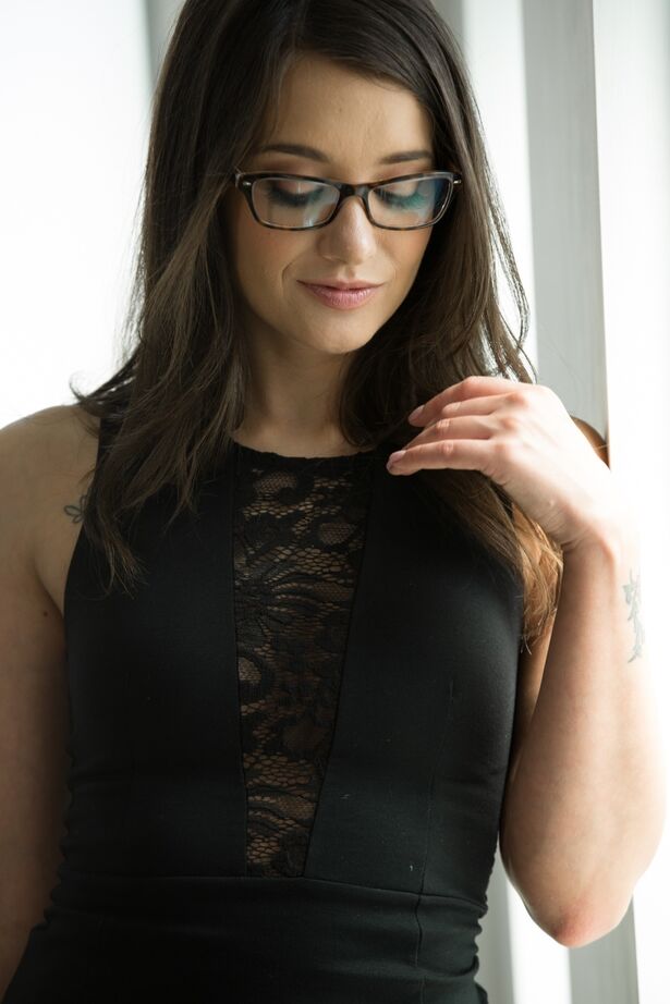 12P Nena con gafas Maya Bijou se quita la lencería negra dejando al descubierto sus turgentes tetas