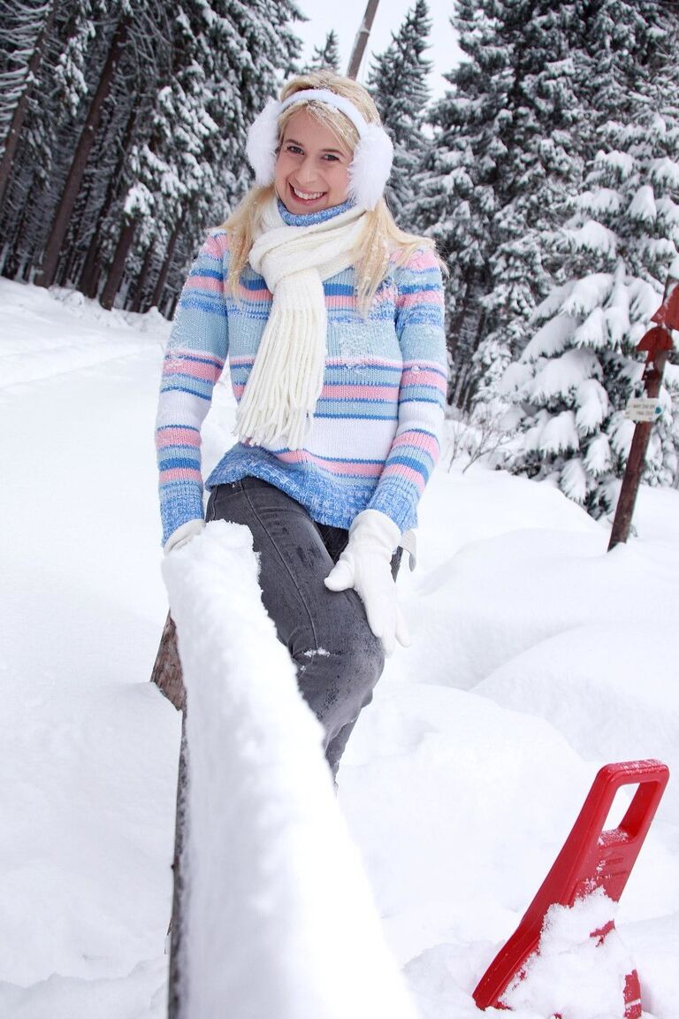 21P La joven rubia Yvonne A juega con su coño caliente con un consolador mientras practica snowboard