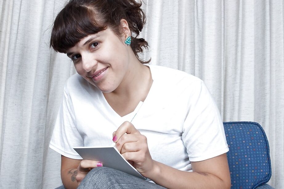 Das 16P Lusty Babe Penny Letters präsentiert ihre haarigen Achselhöhlen und ihre struppige Möse