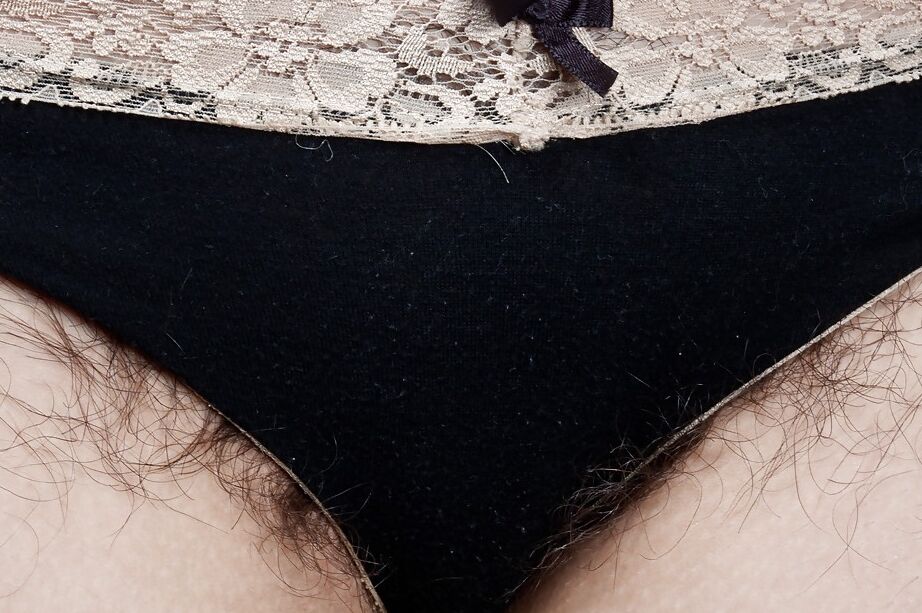 Das 16P Lusty Babe Penny Letters präsentiert ihre haarigen Achselhöhlen und ihre struppige Möse