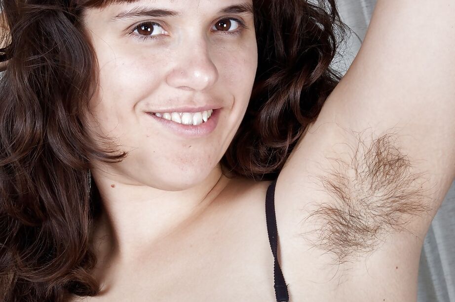 Das 16P Lusty Babe Penny Letters präsentiert ihre haarigen Achselhöhlen und ihre struppige Möse