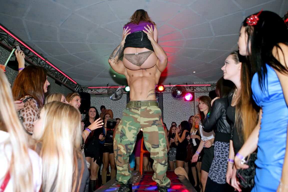 15P Las fiesteras beben demasiado alcohol antes de tener sexo con bailarines