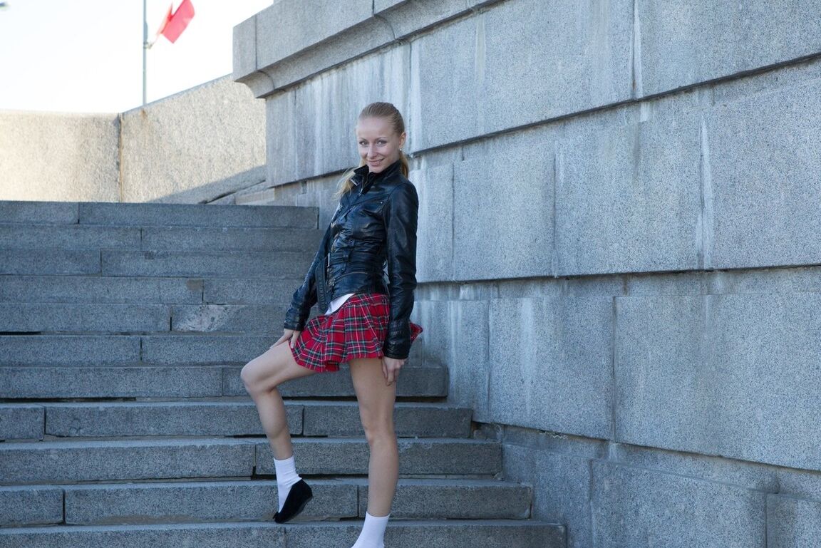 12P Das junge blonde Mädchen Lisa T zieht am Hafen ihr Upskirt-Höschen aus