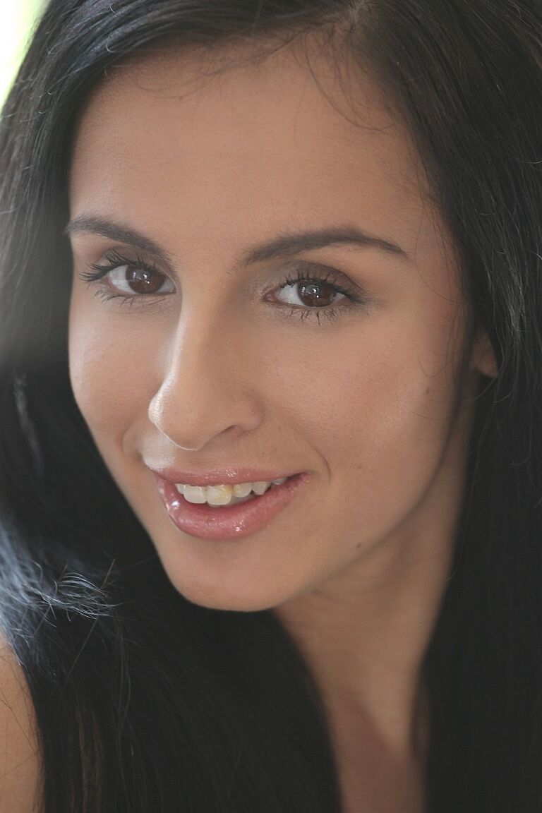 17P A adolescente morena Kerry brinca com sua buceta e é fodida por um cara musculoso