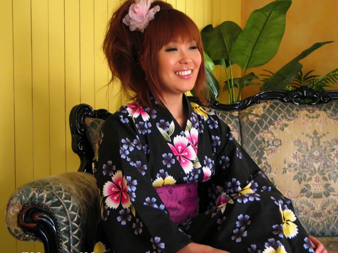 12P Hottie asiática se quita el kimono para follar