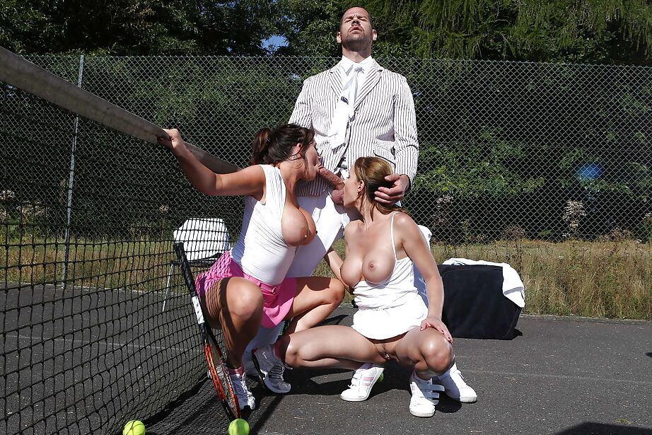 16P Großbusige Tennisspieler haben draußen einen leidenschaftlichen Dreier mit einem gut bestückten Kerl