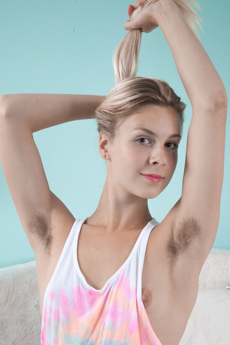 Die 17P blonde russische Teenagerin Alecia Fox zeigt ihre kleinen Titten, ihren haarigen Muff und ihr Arschloch