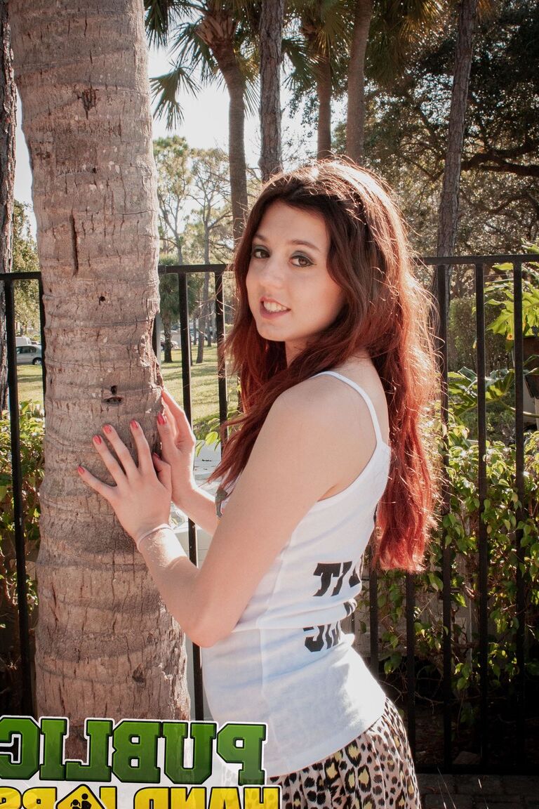 21P A linda adolescente Cassidy Bliss mostra seus peitos em público