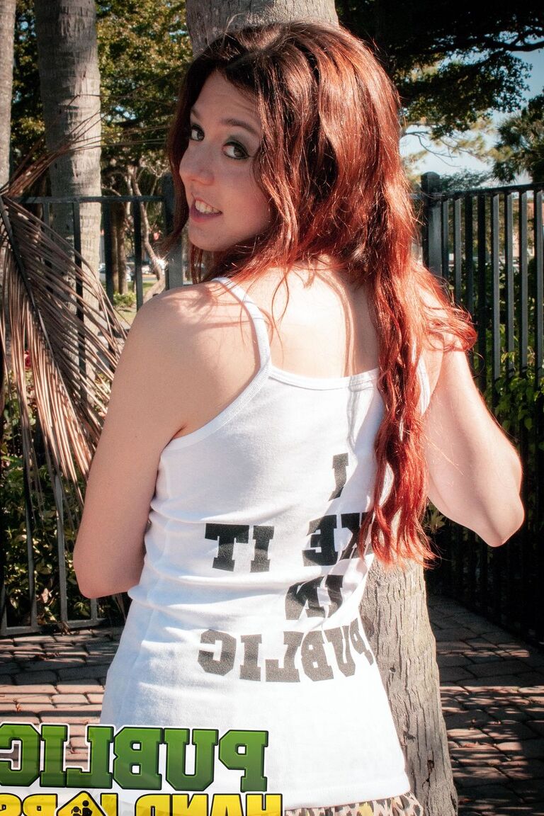21P A linda adolescente Cassidy Bliss mostra seus peitos em público