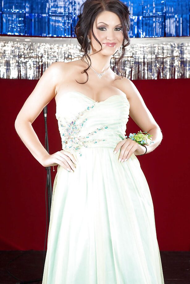 16P Kendall Karson está posando com seu fabuloso vestido de baile e calcinha gostosa