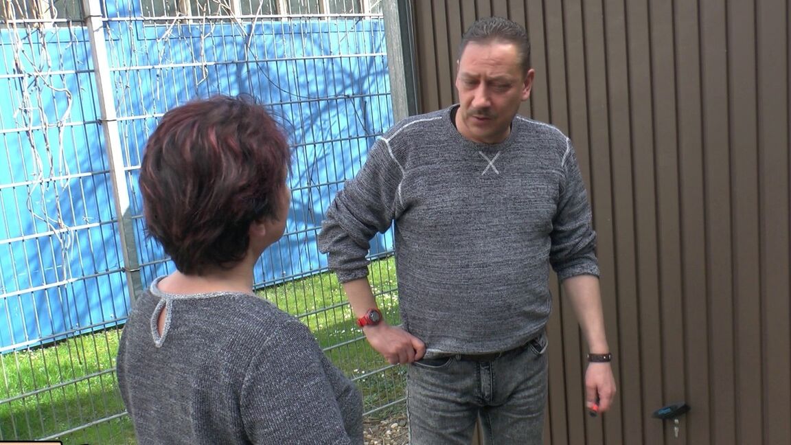 17P Amador alemão gordo fica nu para fazer um boquete gostoso no marido no sofá