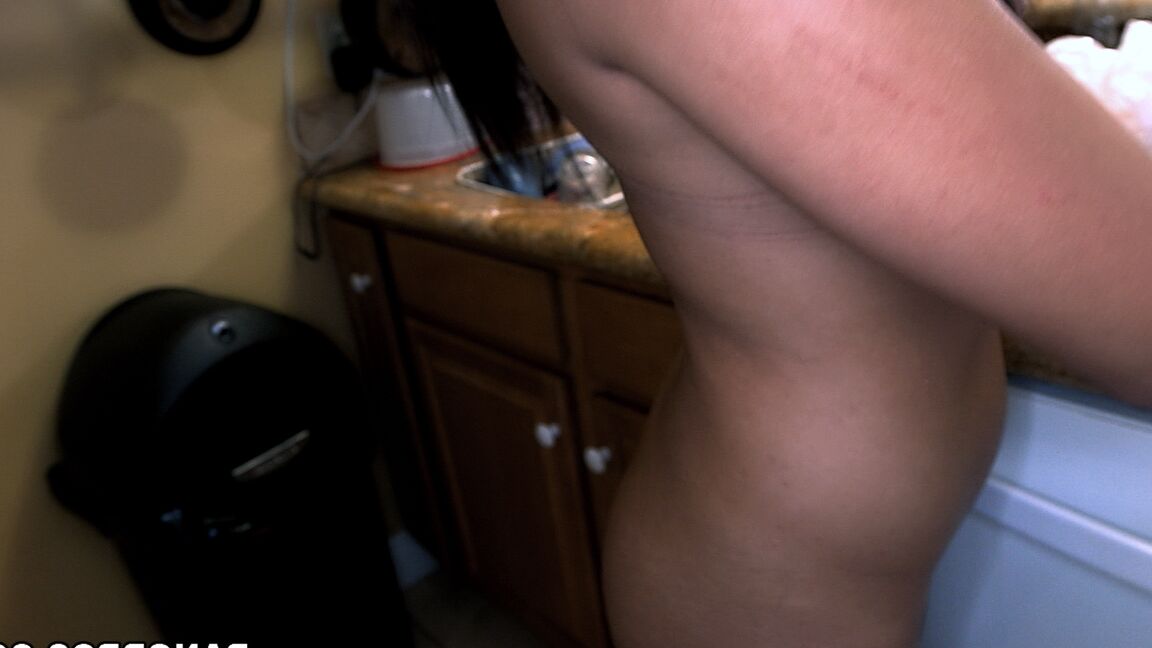 21P Adolescente sexy com uma bela bunda Eva Saldana abre as pernas para ter uma ereção dura