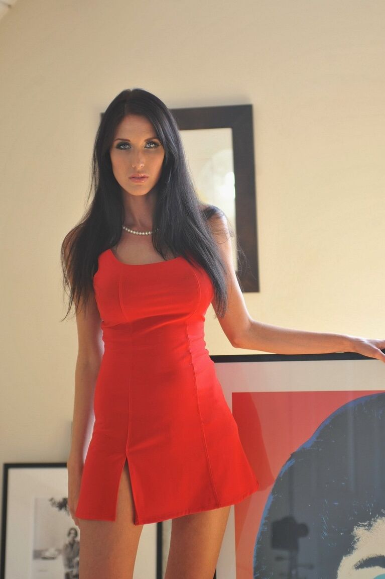 12P A morena de pernas compridas Bailey tira um vestidinho vermelho enquanto se despe