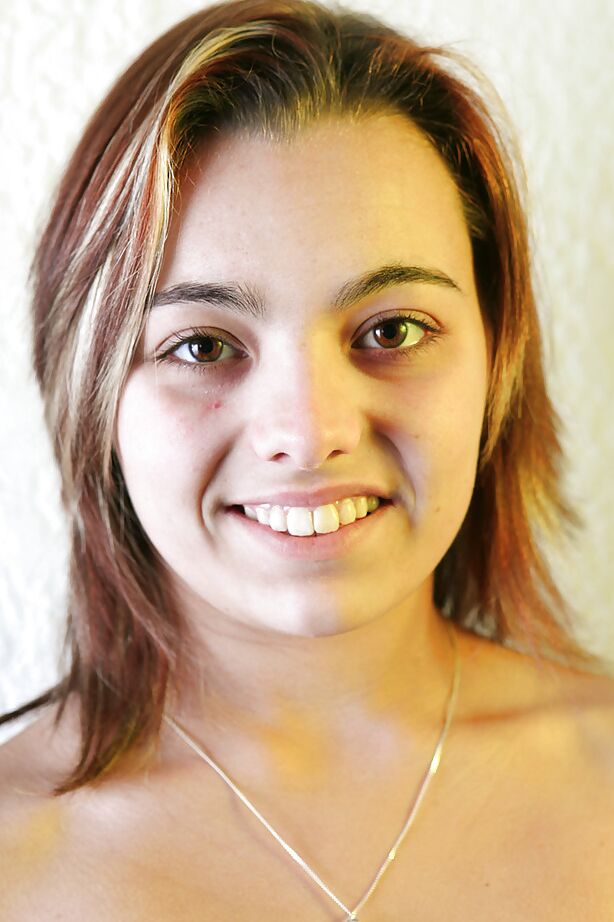 16P Nyree, une amatrice amateur, baisse sa culotte et doigte sa chatte poilue.