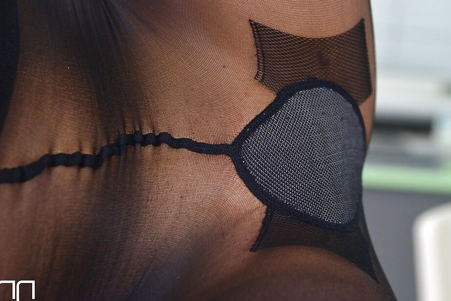 12P Gata asiática com pernas longas PussyKat participa de uma cena de fetiche por pés