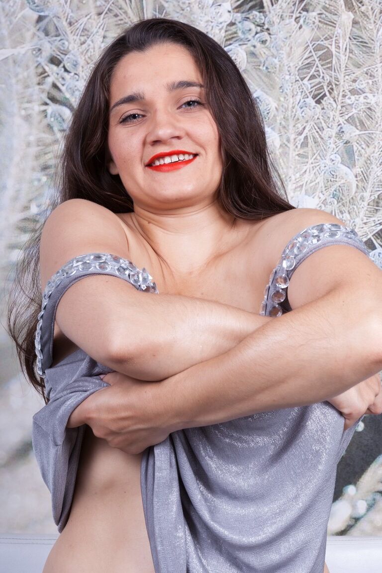 21P La encantadora dama amateur Sanita se quita su lindo vestido y muestra su coño tupido