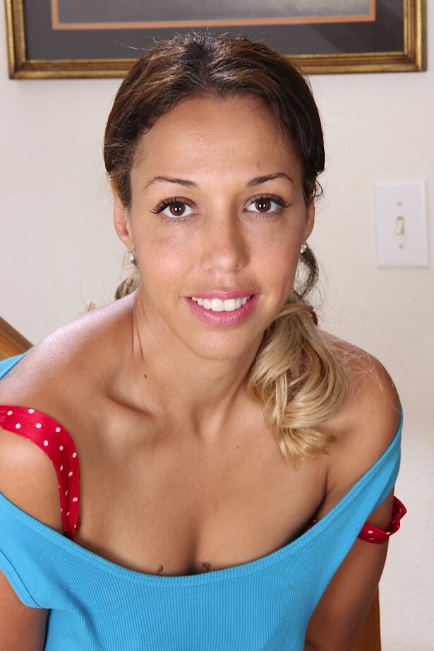 16P MILF Josephine Jones jugando con el coño recortado con un juguete sexual para primeros planos