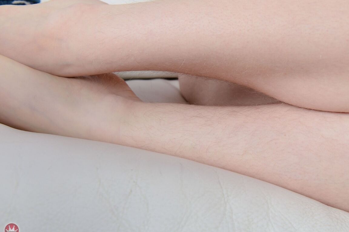 21P La pequeña amateur Apricot Pitts expone su chocho peludo y posa desnuda