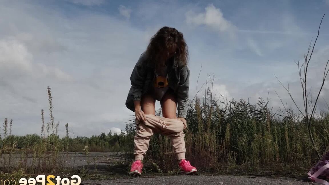 15P Morena com buceta peluda se alivia