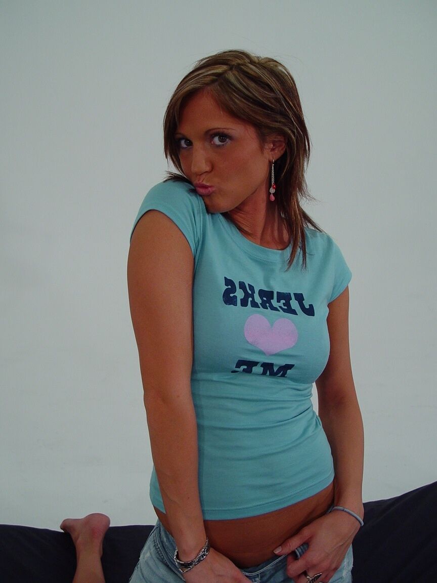 21P Nena con falda corta Spring Thomas se desmaya delante de su esclava sexual