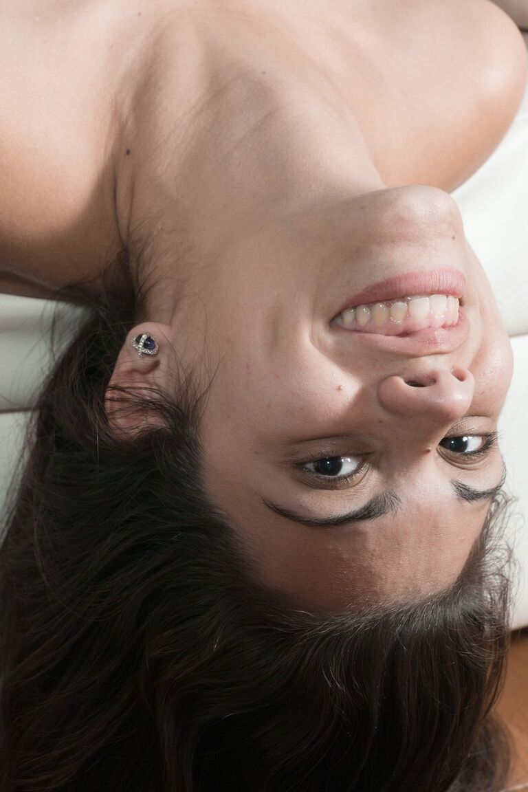 17P Foxy Camille S fica nua e massageia sua inocente vulva lobo peluda