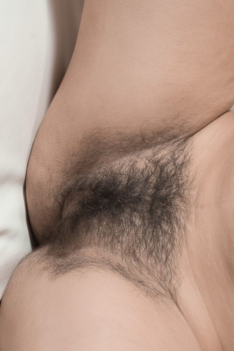 17P Foxy Camille S fica nua e massageia sua inocente vulva lobo peluda