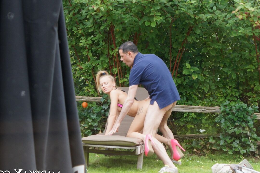 15P A loira tatuada Carmel Anderson dá uma gozada na bunda depois do sexo na cadeira de gramado
