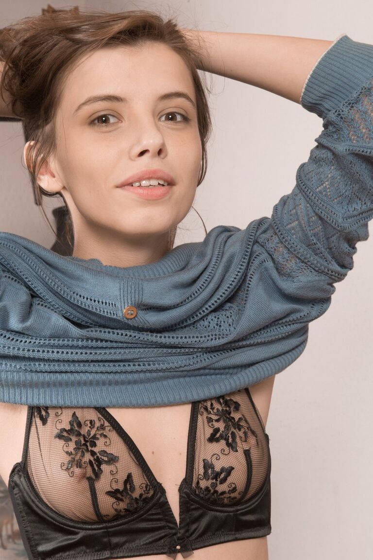 17P Garota morena com axilas peludas Christy revela sua vulva peluda