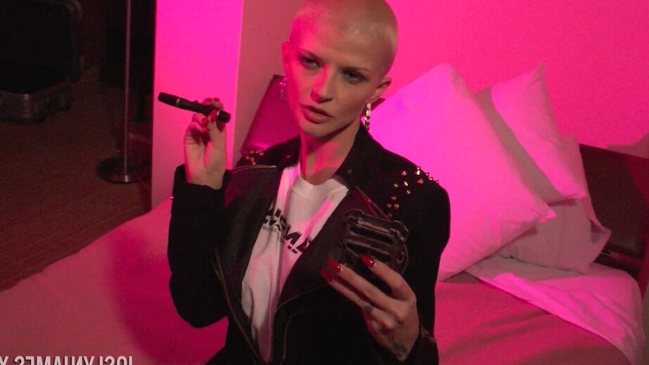 16P La mujer de mediana edad Joslyn James luce un corte de pelo mientras se masturba