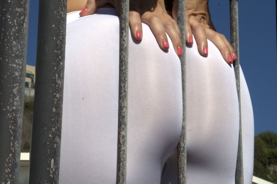 Die 16P Sexy MILF Chanel Preston zieht Yogahosen über ihren üppigen Hintern