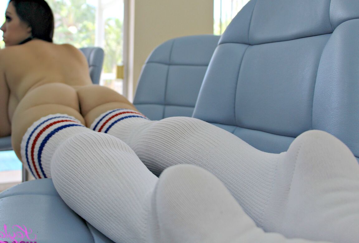 12P La morena con coletas y pechos enormes Kayla Kiss posa con calcetines sexys