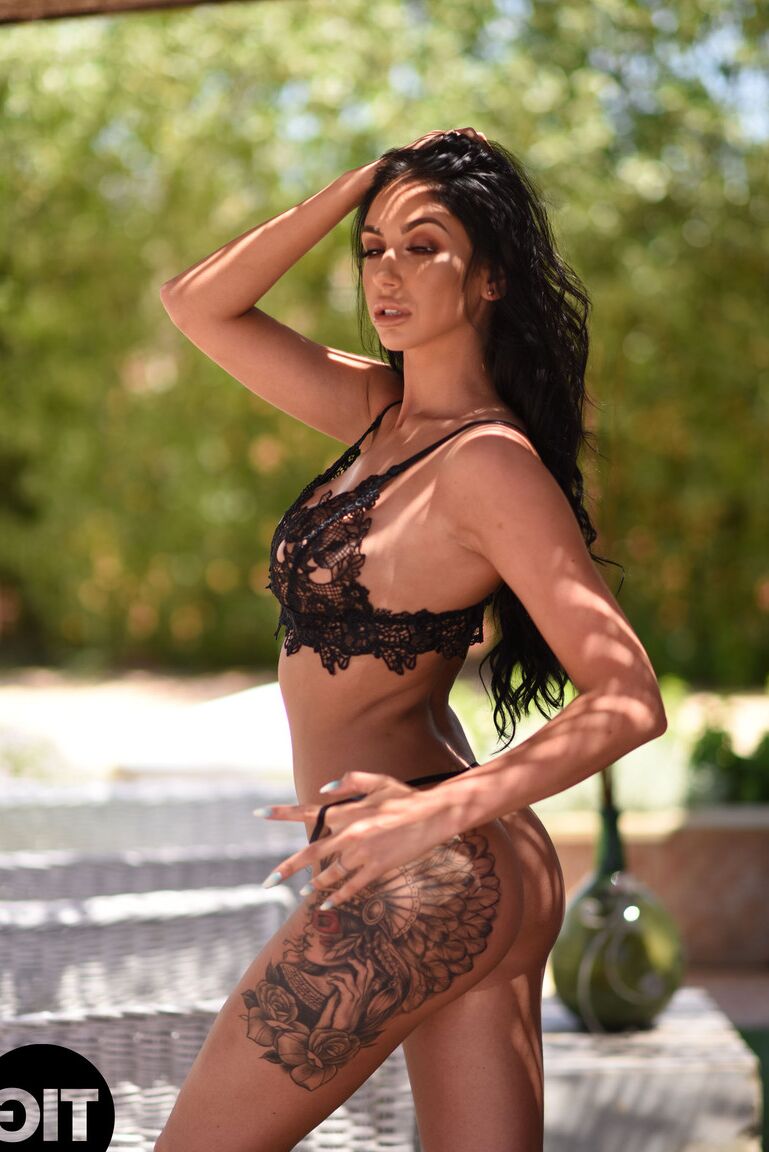 21P Gata fantástica com bunda tatuada Anya Leigh posa de topless ao ar livre