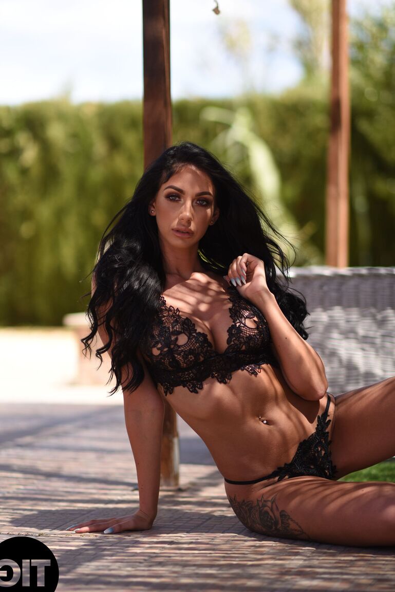 21P Gata fantástica com bunda tatuada Anya Leigh posa de topless ao ar livre