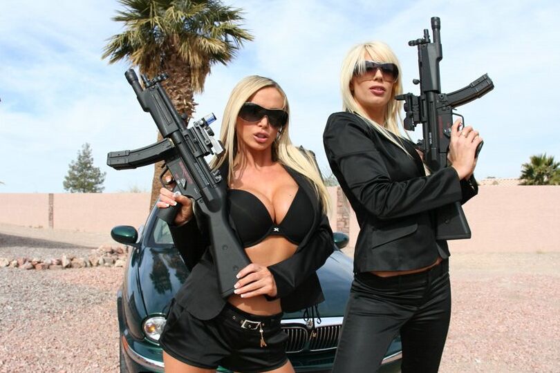 16P Pornstar MILFs Puma Swede e Nikki Benz posando nuas juntas ao ar livre