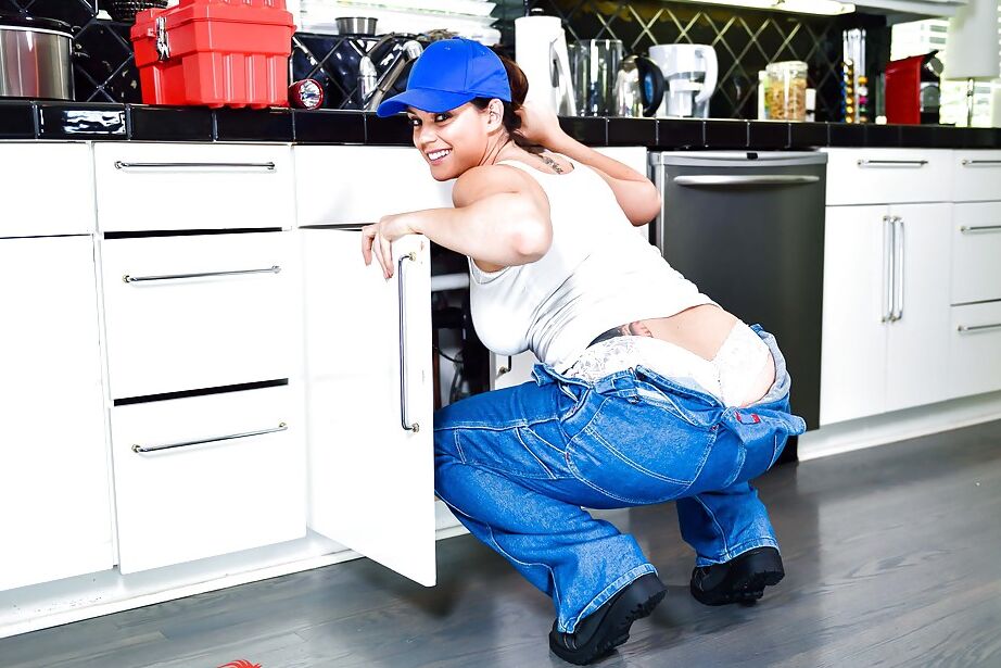 16P A pornstar robusta Alison Tyler libera peitos grandes do macacão jeans na cozinha