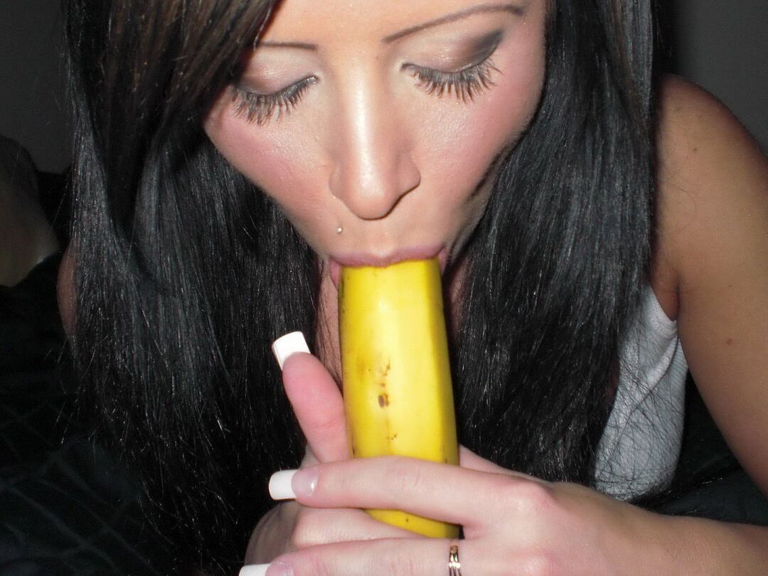 12P Sexy Monroe mostra suas habilidades orais em uma banana e depois fica nua