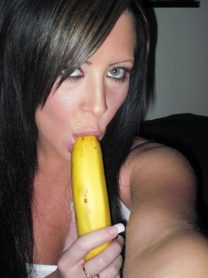 12P Sexy Monroe mostra suas habilidades orais em uma banana e depois fica nua