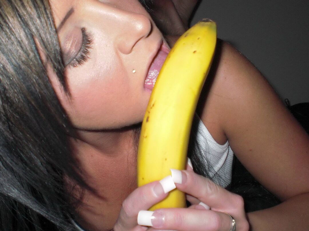 12P Sexy Monroe mostra suas habilidades orais em uma banana e depois fica nua