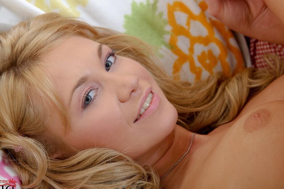 16P A jovem loira Lindsey Olsen enfia um vibrador em sua buceta raspada