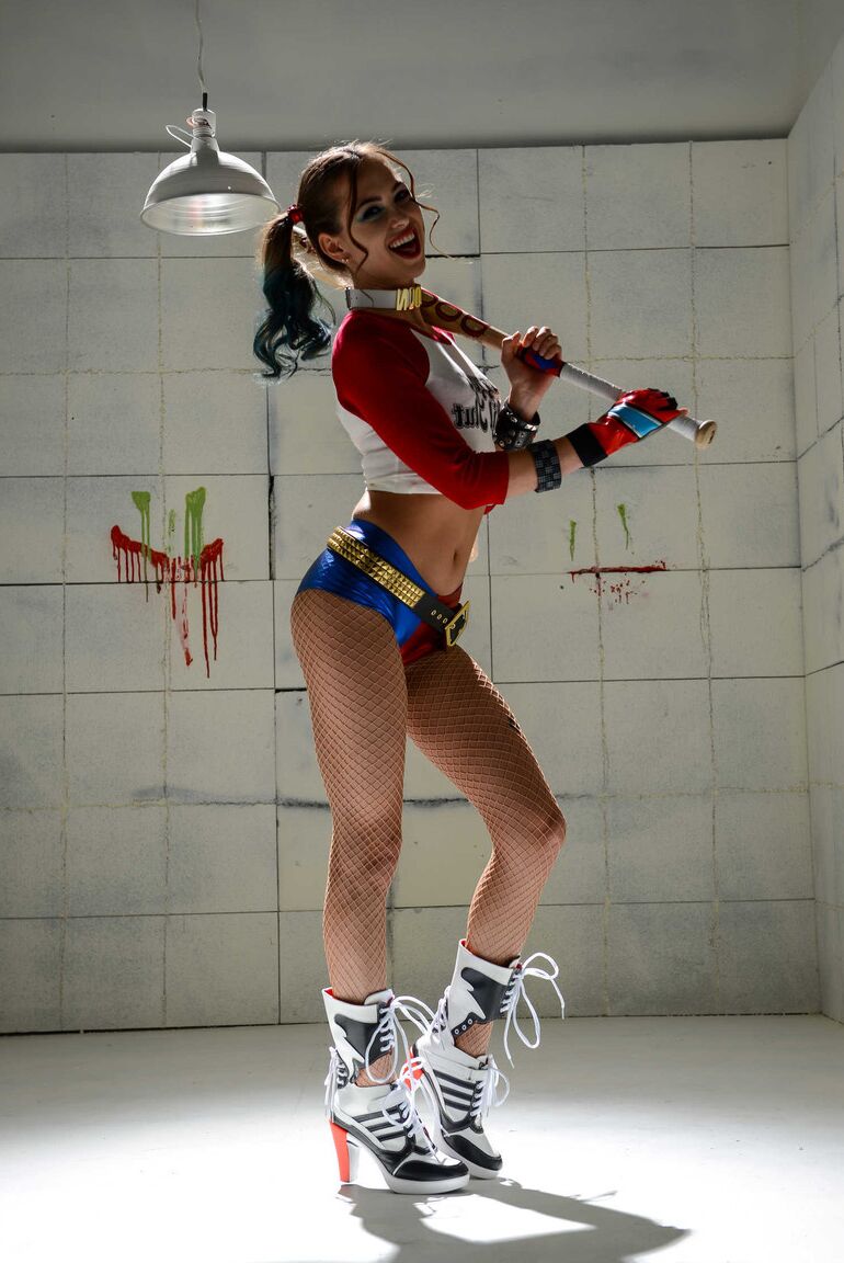 21P コスプレ美女ライリー・リードがストリップ中に素晴らしい体を披露