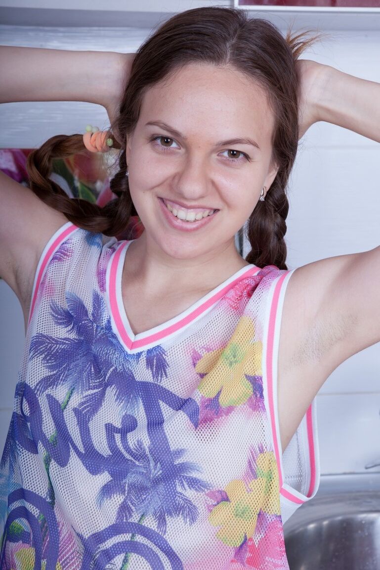 16P La joven amateur Alexandra Rey estira su castor con coletas trenzadas