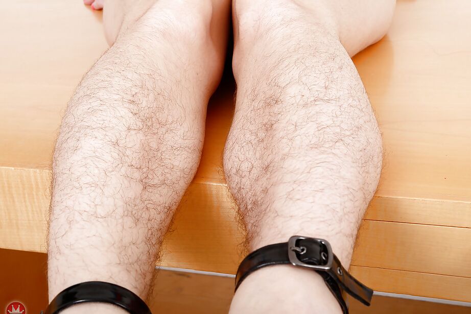 16P 年上のソロモデル、シモーネ・デリラがヒールを履いて毛深い体の部分を披露