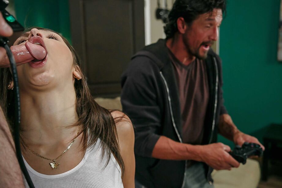 16P La joven morena Abella Danger dando sexo oral con 2 pollas en pantimedias rosas
