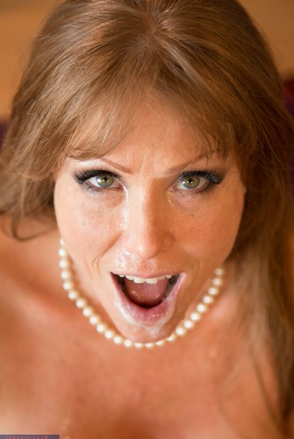 16P La zorra madura Darla Crane recibe un doble facial después de un trío sexual en grupo