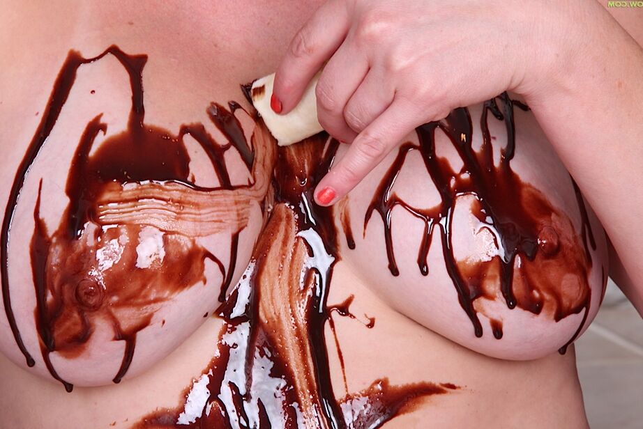 16P MILF rubia de más de 30 años Lynn Miller cubriendo bonitas tetas con salsa de chocolate